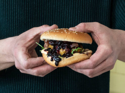 Hamburger s domácim čučoriedkovým kečupom s ovocnými vločkami recept