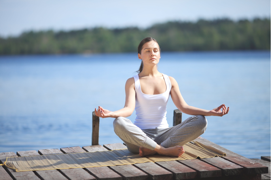 žena meditácia mólo pri jazere